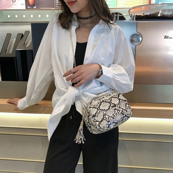 🆕️SALE!Snake Print Crossbody Messenger Bag💕 - Picture 5 of 11